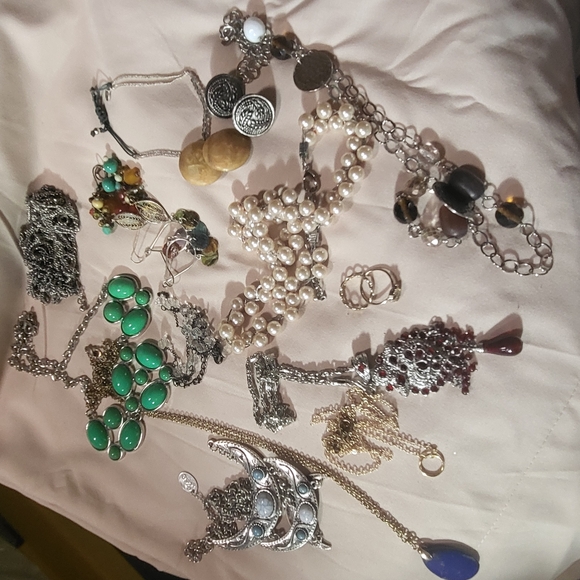 Elegant Silver and Green Necklace‎ - Picture 1 of 10